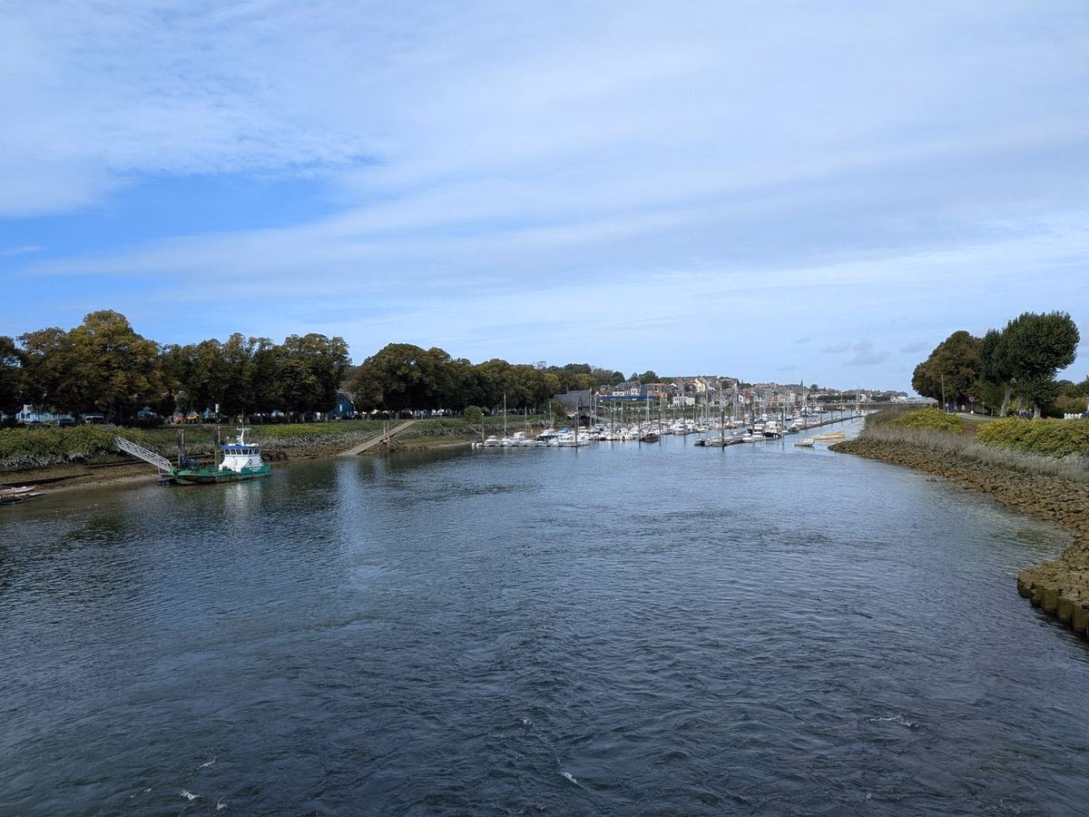 Le port de plaisance au bord de la Somme, sous un ciel dégagé